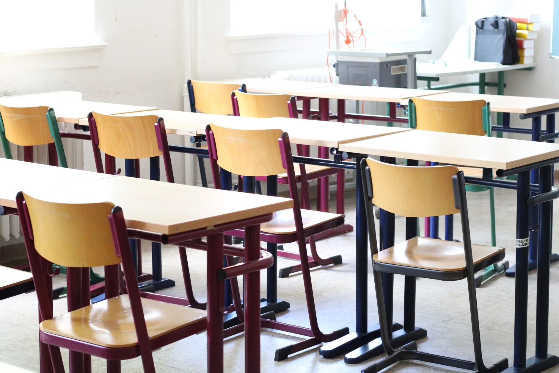 Miljöbild – classroom with light wooden desks