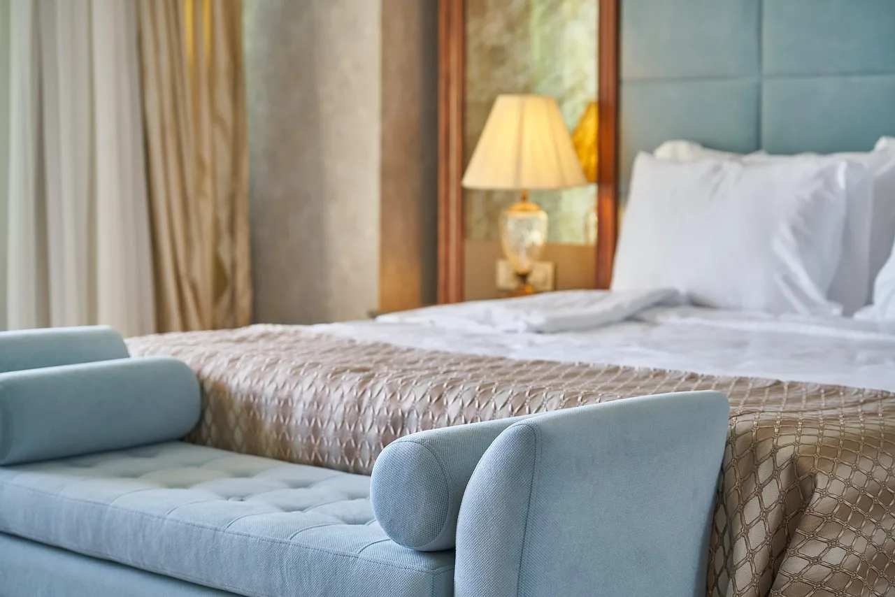 Miljöbild – made bed with bedside lamp