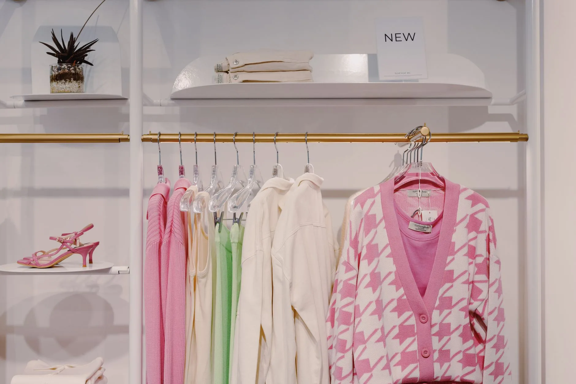 Miljöbild – clothing rail with pastel garments
