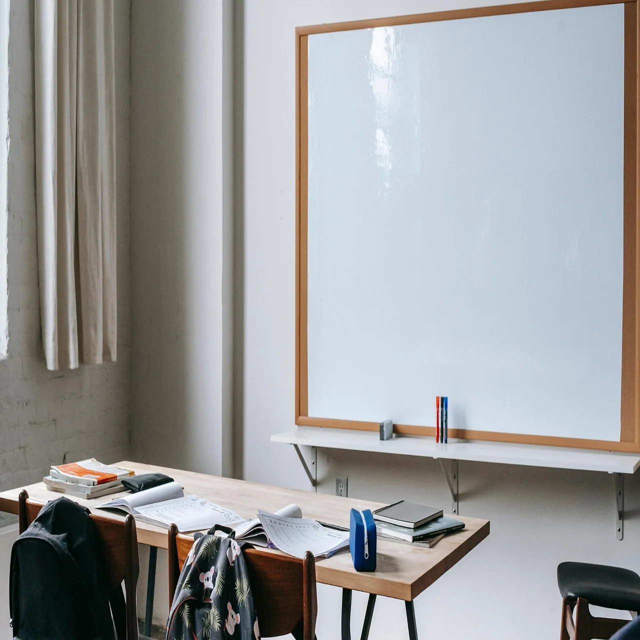 Miljöbild – whiteboard and stacked books