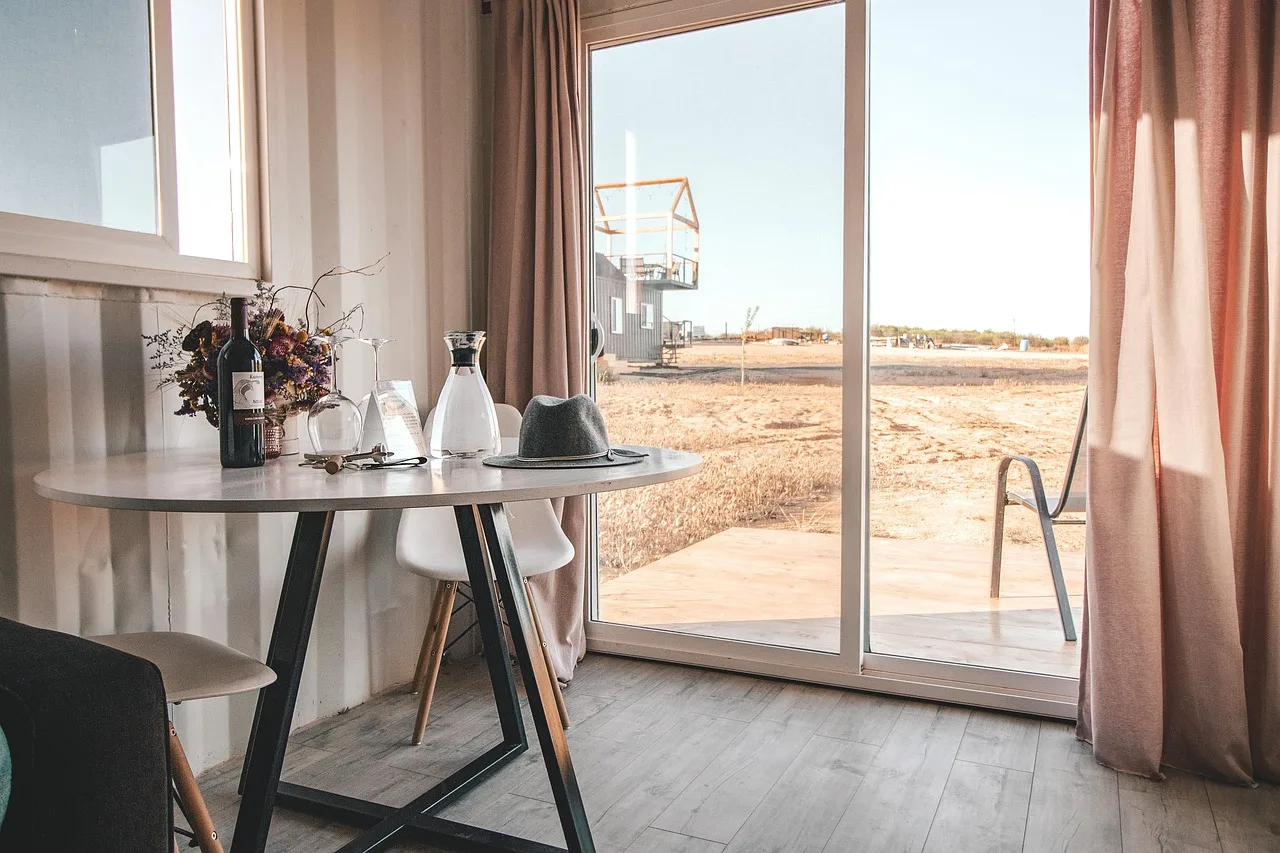 Miljöbild – hotel breakfast table by a balcony door
