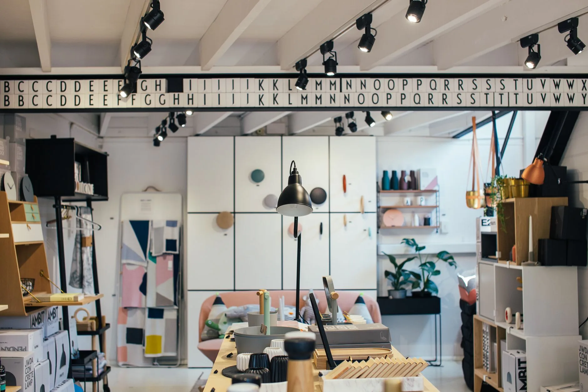 Miljöbild – bright design shop interior