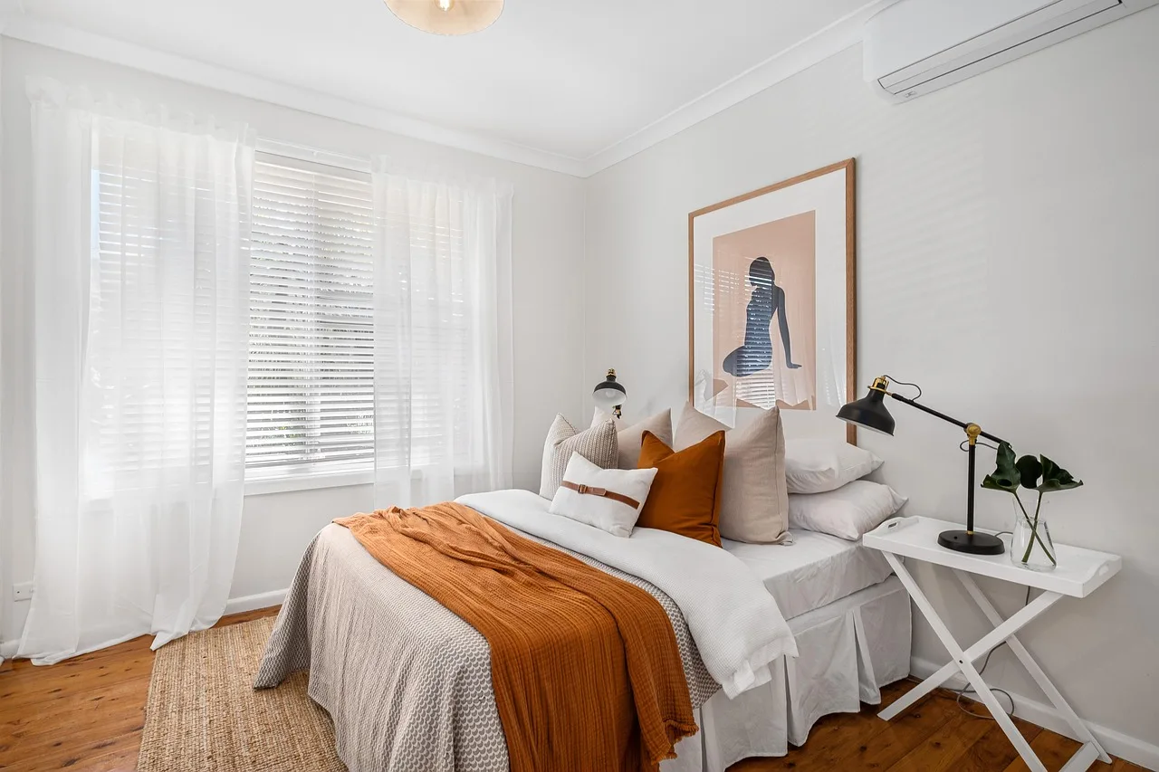 Miljöbild – bright hotel room with made bed