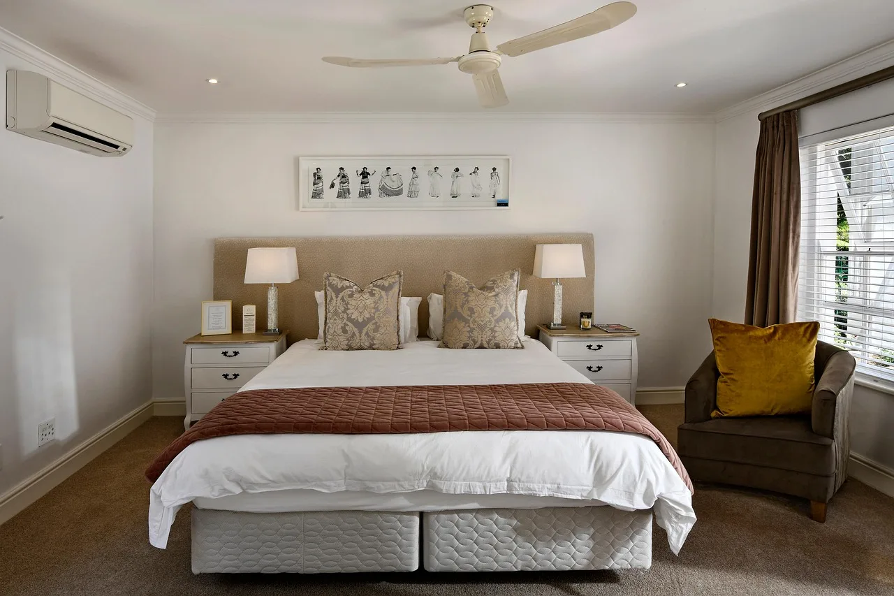 Miljöbild – hotel room in neutral tones