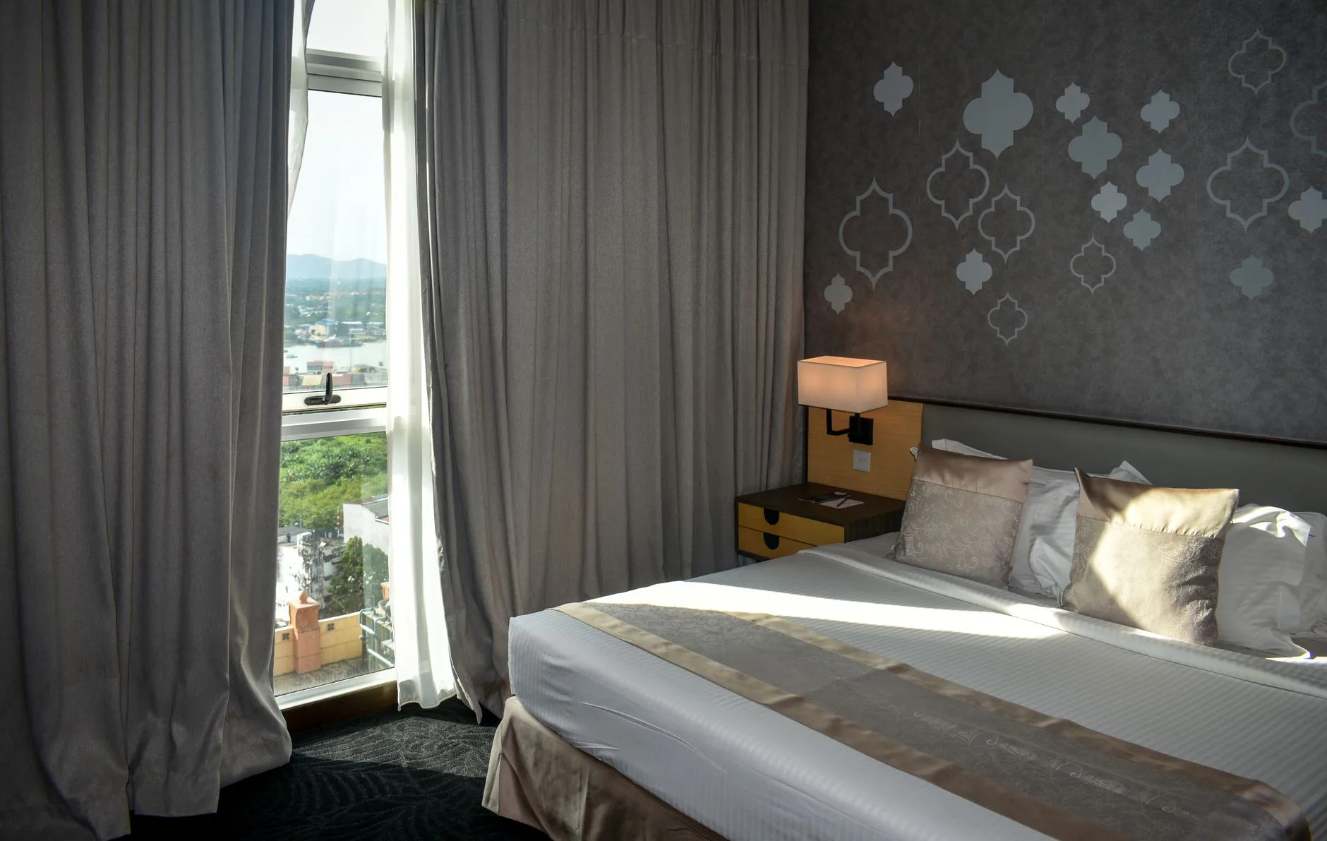 Miljöbild – hotel bed in morning window light
