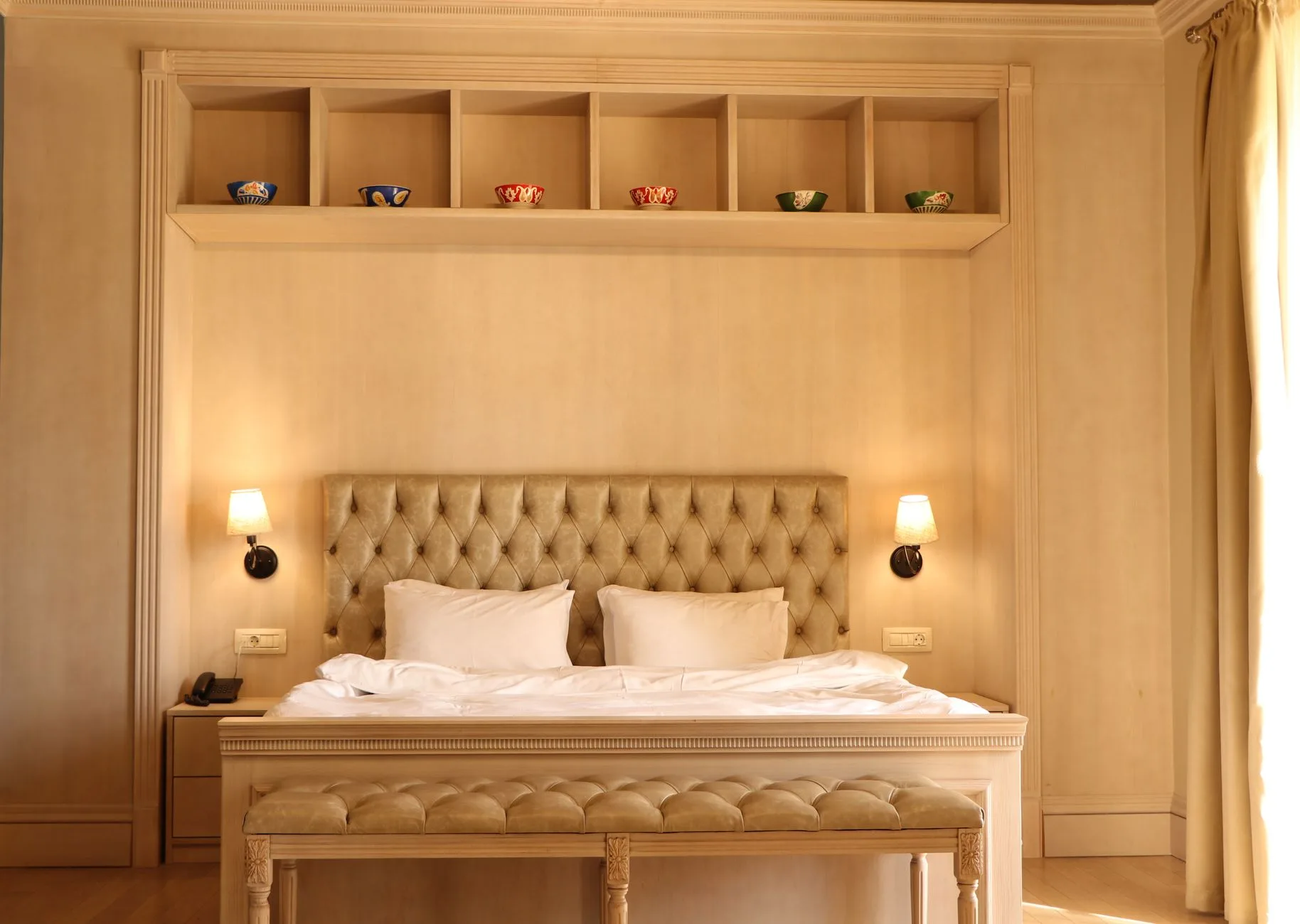 Miljöbild – upholstered headboard with reading lights