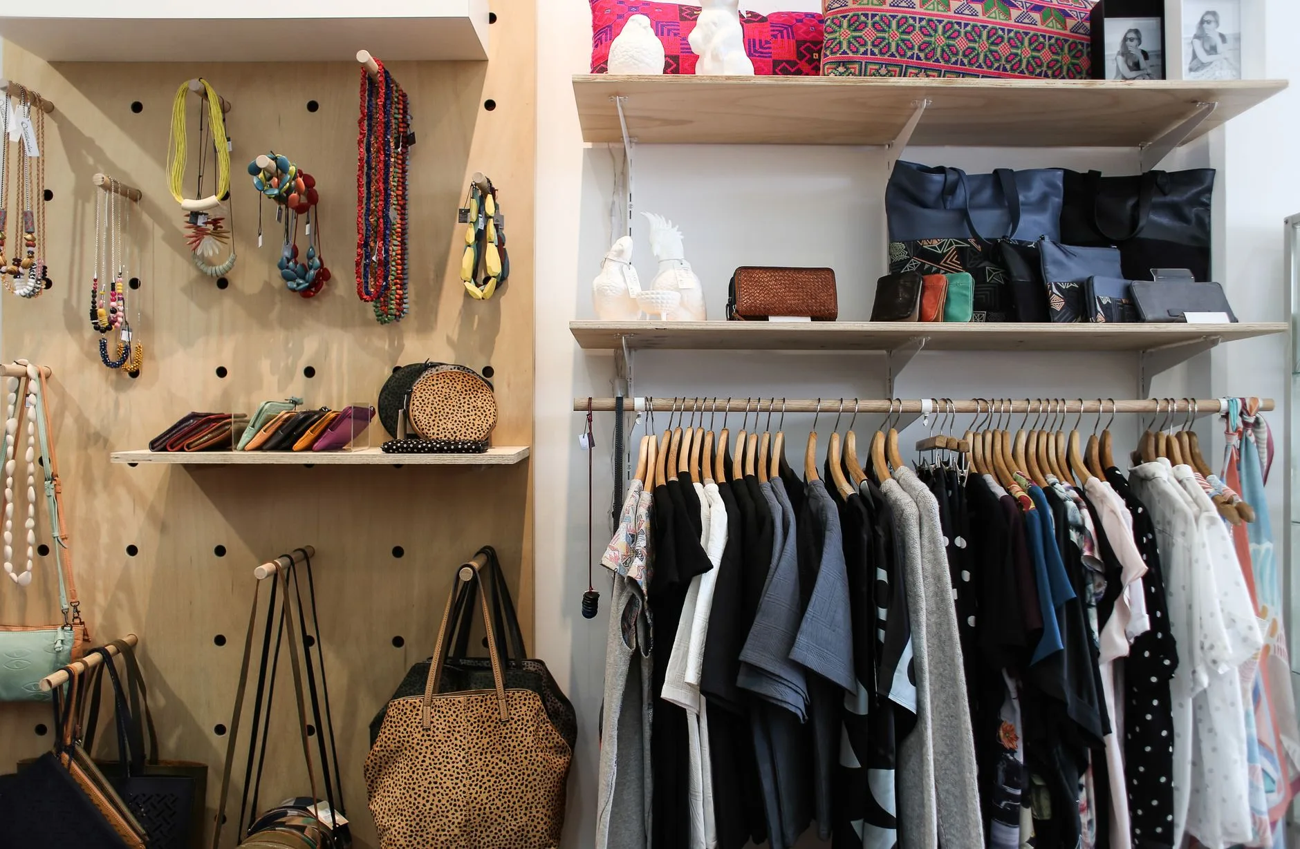 Miljöbild – boutique wall with clothing rail