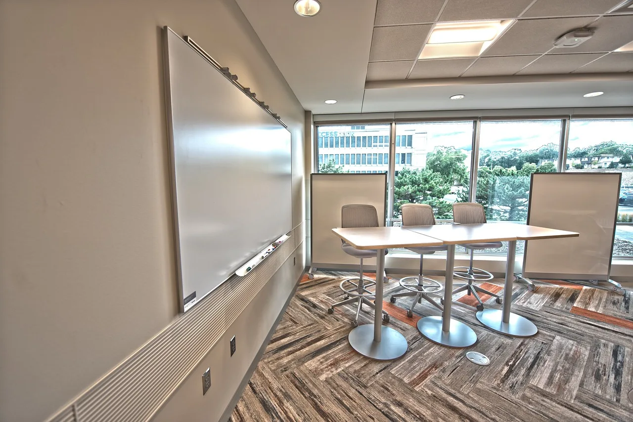 Miljöbild – training room with whiteboard and city window