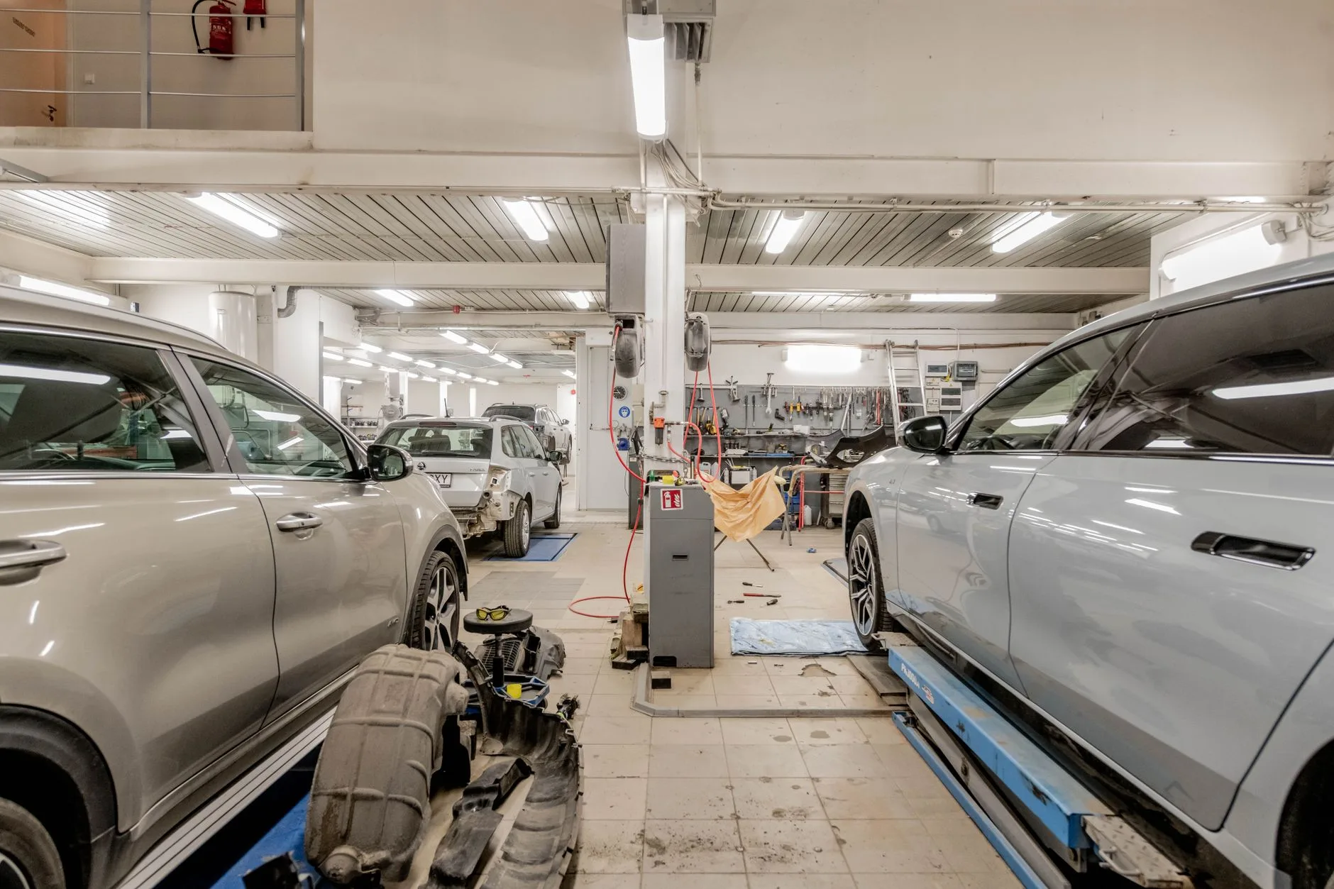 Miljöbild – bright service workshop with several bays