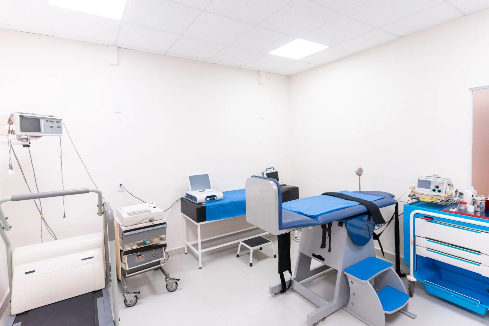 Miljöbild – veterinary treatment room with equipment