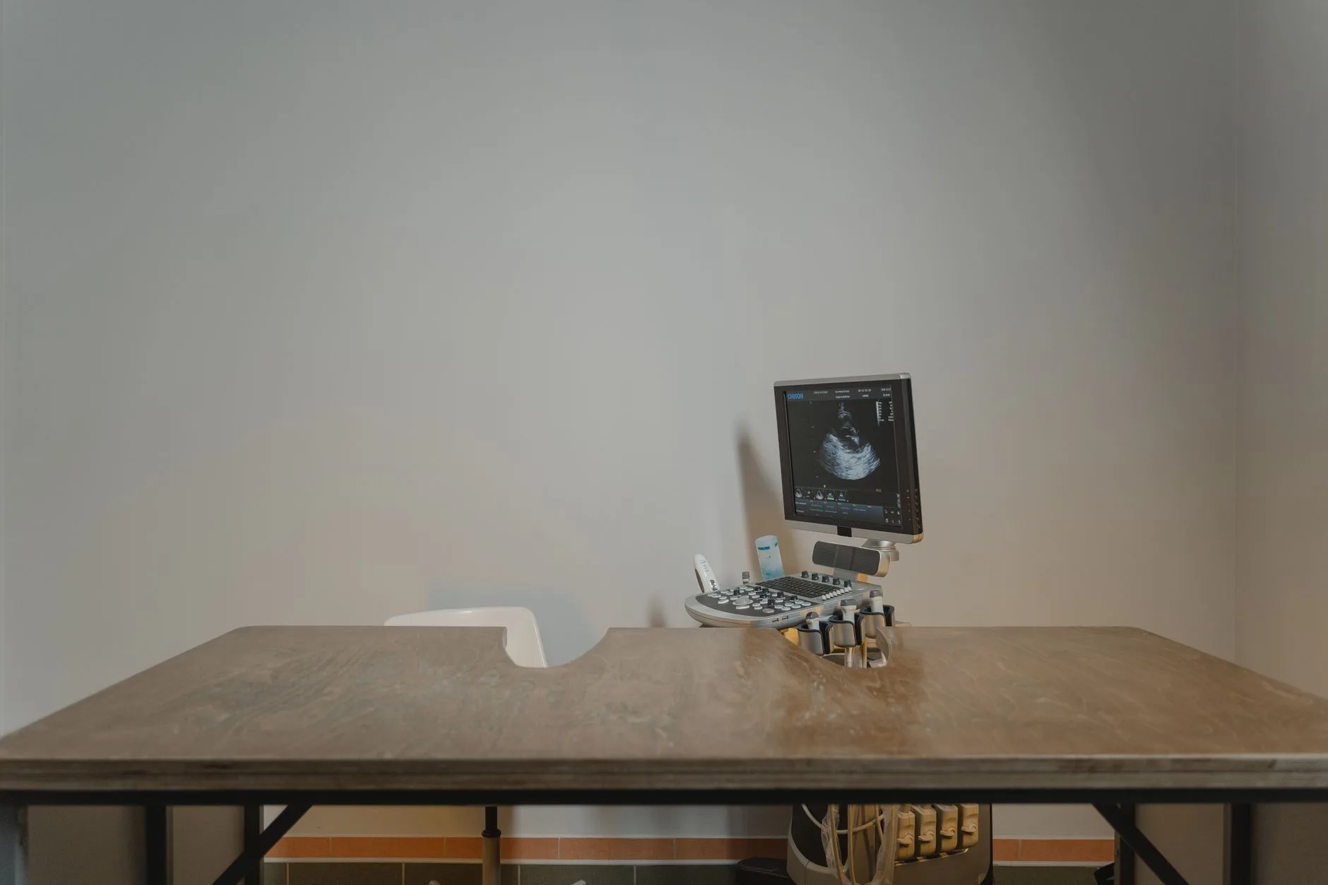 Miljöbild – ultrasound equipment on a consulting desk