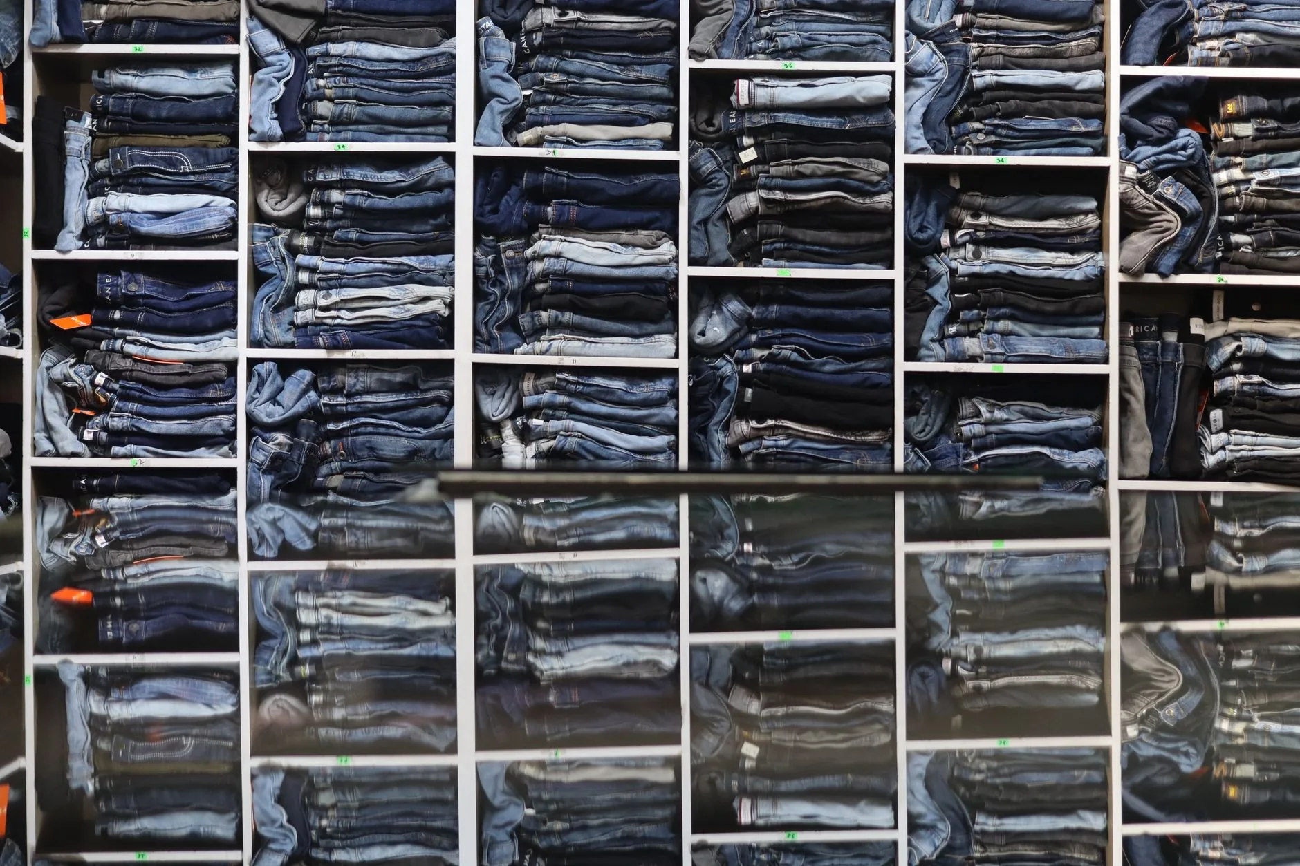 Miljöbild – wall of folded denim