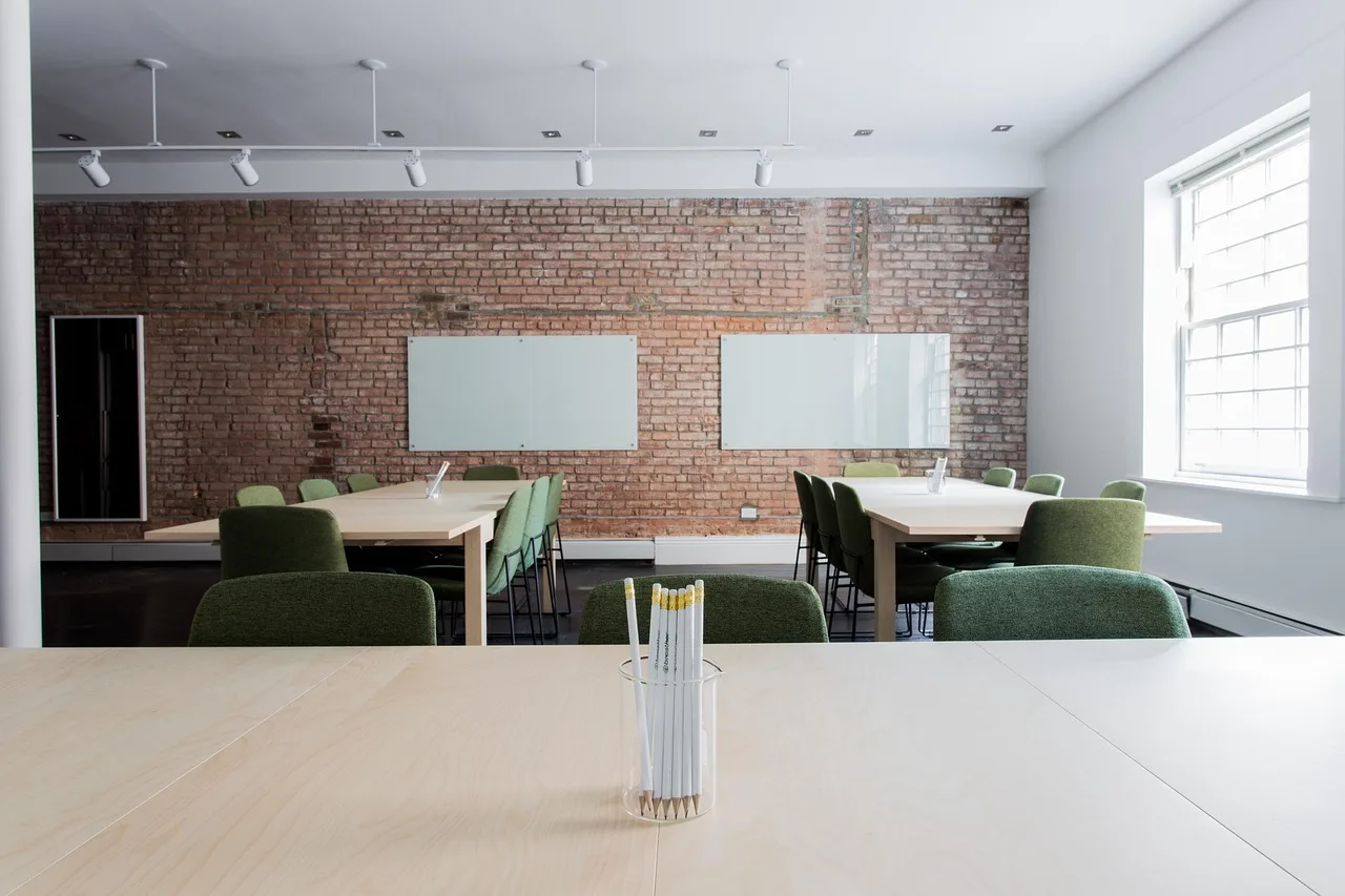 Miljöbild – bright seminar room with whiteboards