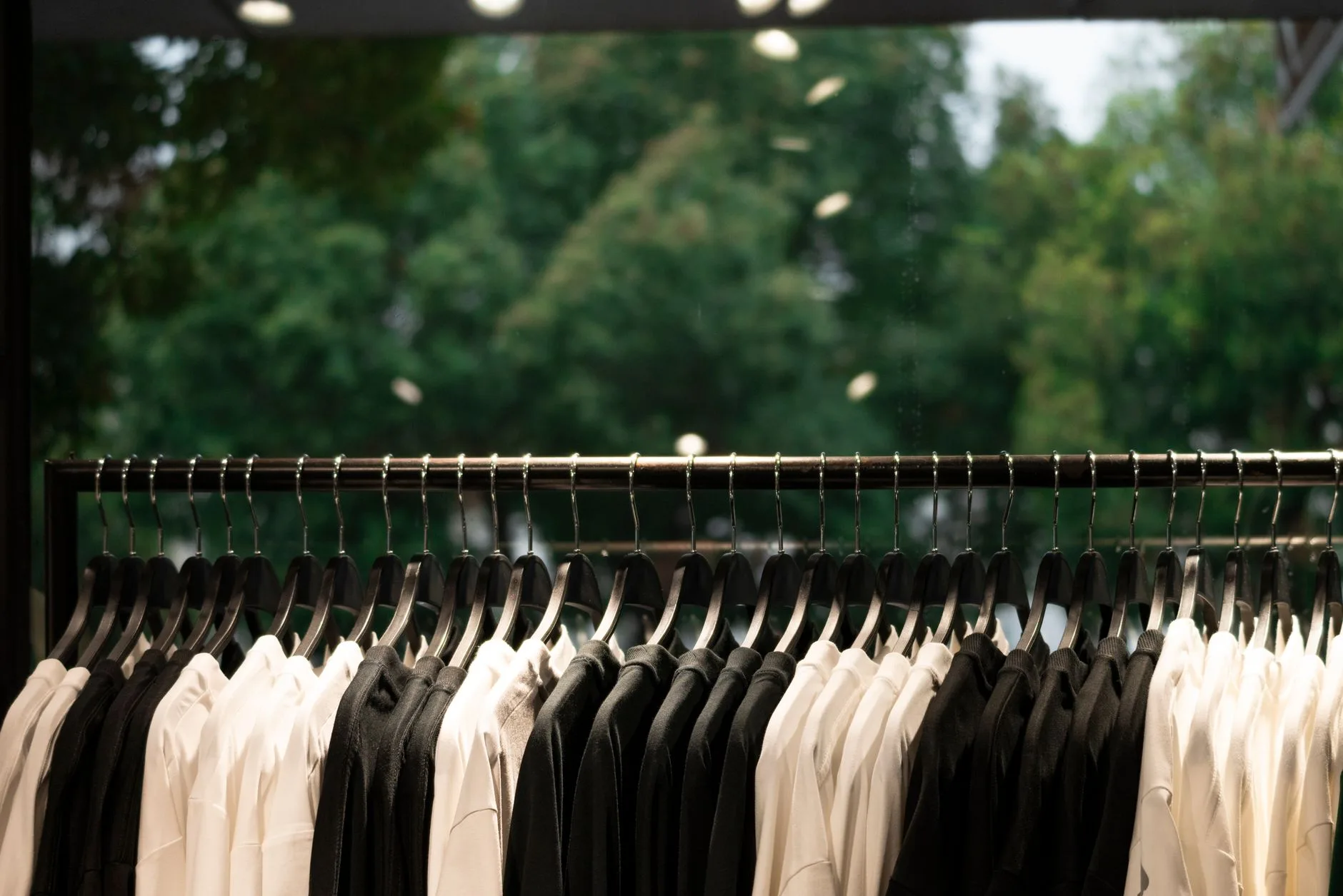 Miljöbild – clothing rail outdoors among greenery