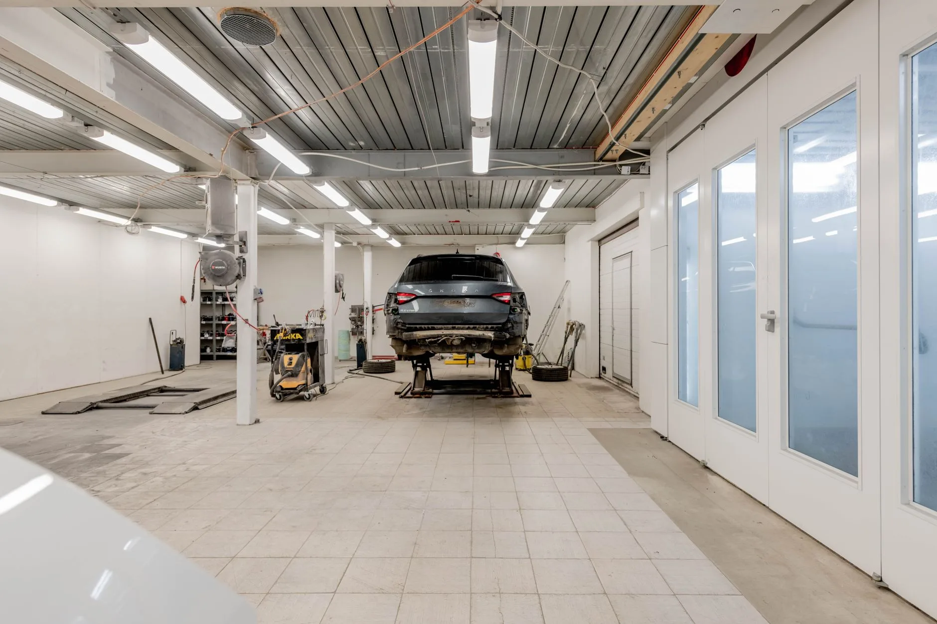 Miljöbild – clean workshop with a car on a lift