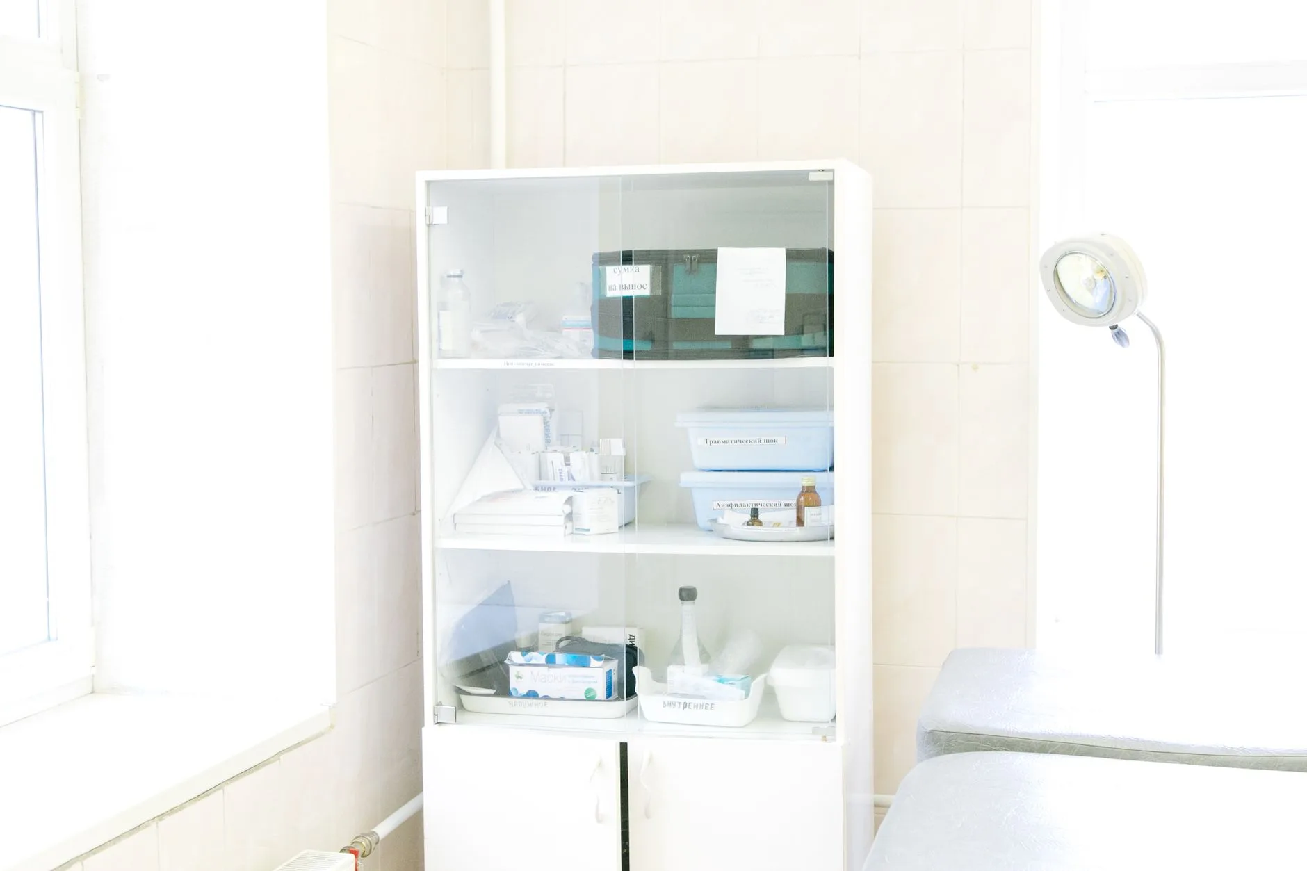 Miljöbild – clinic cabinet with supplies